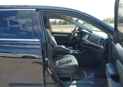 2018 Toyota Highlander Le z USA, uszkodzony, nr VIN 5TDZARFH0JS035545